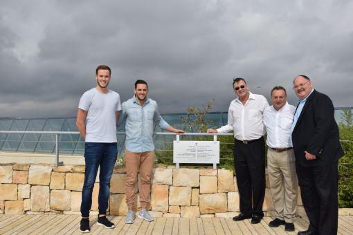 During his visit to Yad Vashem on 9 November 2015 accompanied by family and friends, Bernard Herbert (center) unveiled a plaque in memory of his late brother Joseph and his parents at the Renewal Panorama overlooking the Jerusalem hills